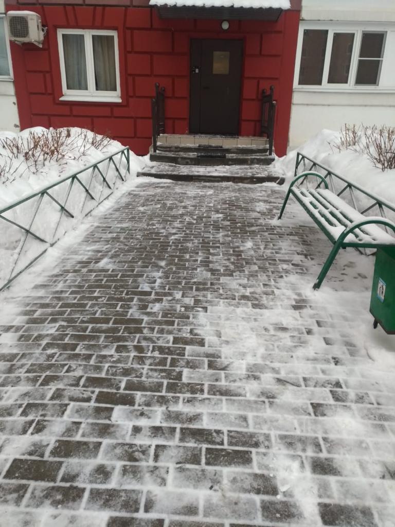 Выполнена уборка снега с придомовой территории многоквартирных домов, расположенных по адресам: Ленинский район, п.Развилка, д.43, д.45.